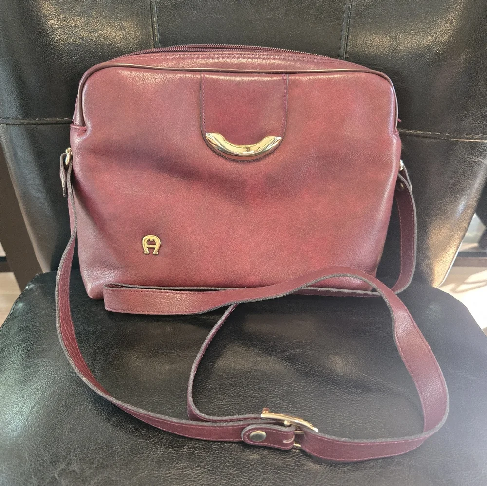 Vintage Etienne Aigner Elegant Burgundy Leather Handbag with Gold Accents - Picture 3 of 8